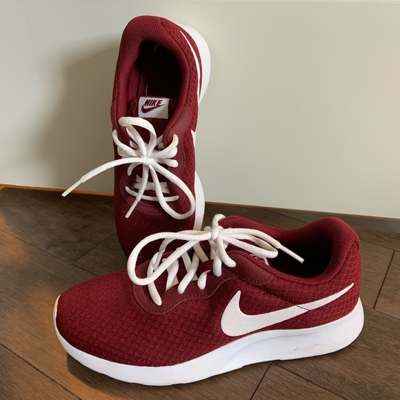 maroon nike slippers